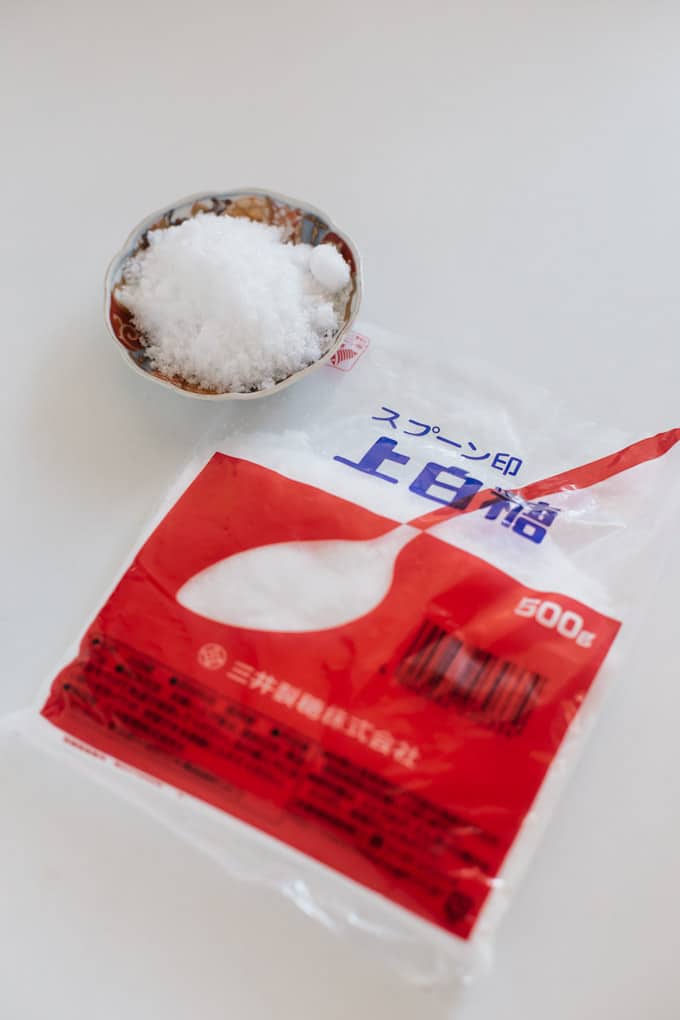 a packet of sugar:Johakutou and a bowl of sugar